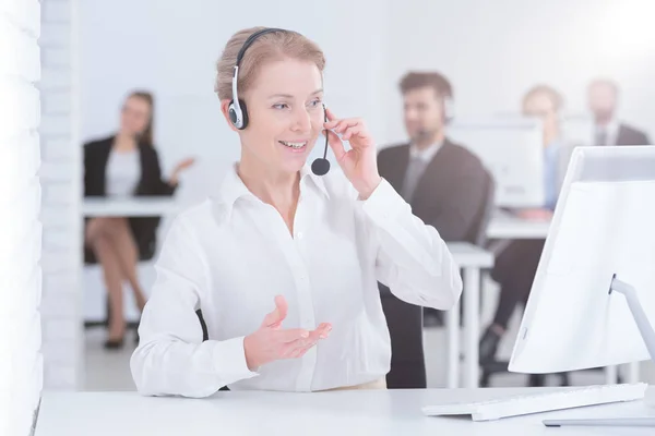 Mulher que trabalha no call center — Fotografia de Stock