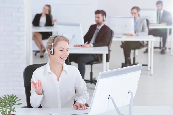 Pessoas que trabalham no call center — Fotografia de Stock