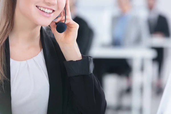 Frau benutzt Mikrofon — Stockfoto