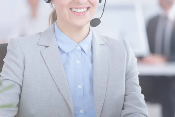 Vrouw die werkt als telemarketeer — Stockfoto