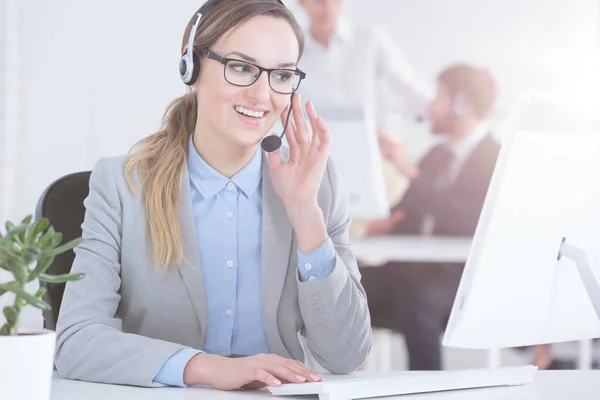 Kundtjänstarbetare fokuserade på jobbet — Stockfoto