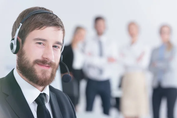 Employé de bureau portant un casque — Photo