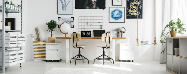 Двойной стол в домашнем офисе — стоковое фото