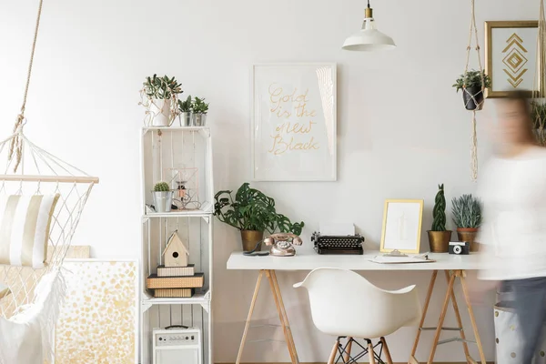 Ładne i stylowe biuro w domu — Zdjęcie stockowe