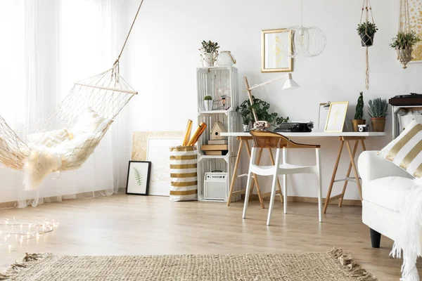 Scandi Zimmer mit Vintage-Möbeln — Stockfoto