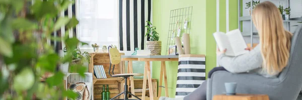 Mujer en el salón — Foto de Stock