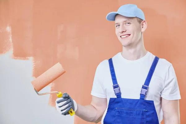 Painter against orange wall — Stock Photo, Image