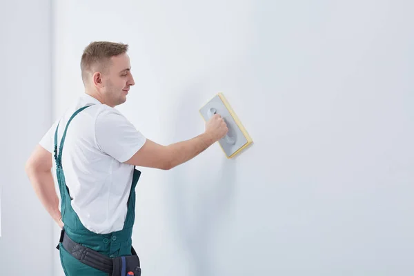 Werknemer wrijven de muur naar beneden — Stockfoto