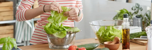 Женщина кладет салат в миску — стоковое фото