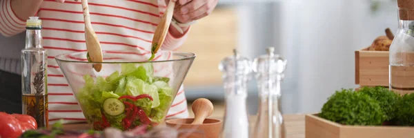 Cozinhe misturando uma salada — Fotografia de Stock