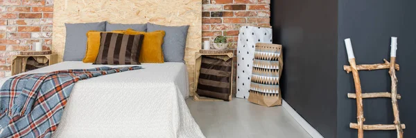 Slaapkamer met bakstenen muur — Stockfoto