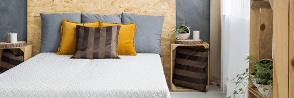 Кровать с деревянной спинкой — стоковое фото