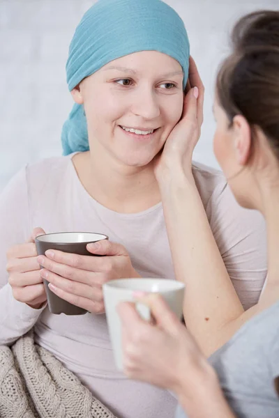 Krebskranke Frau verbringt Zeit mit Freund — Stockfoto