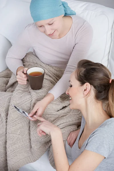 Jonge vrouwen kijken naar foto 's — Stockfoto