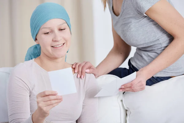 Kvinna med cancer tittar på foto — Stockfoto