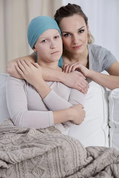 Mujer abrazando a su hermana enferma — Foto de Stock