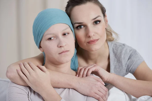 Mujer apoyando a su amigo — Foto de Stock