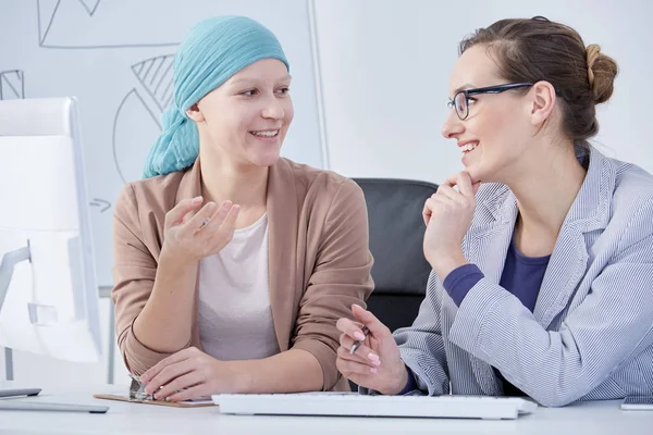 Paciente con cáncer hablando con médico — Foto de Stock