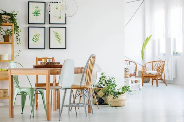 Table and chairs in modern interior — Stock Photo, Image