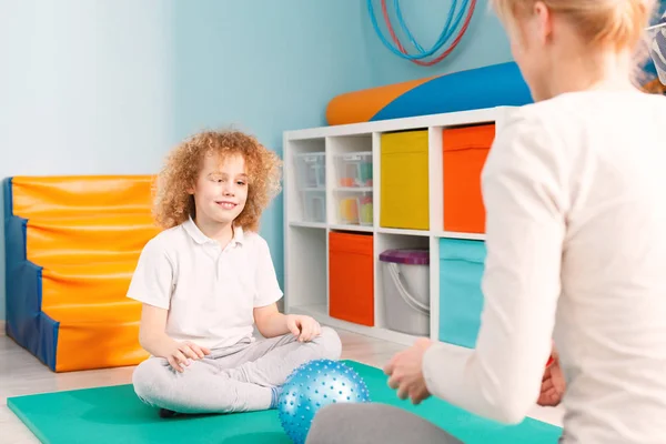 Jongen en vrouw spelen met een bal — Stockfoto