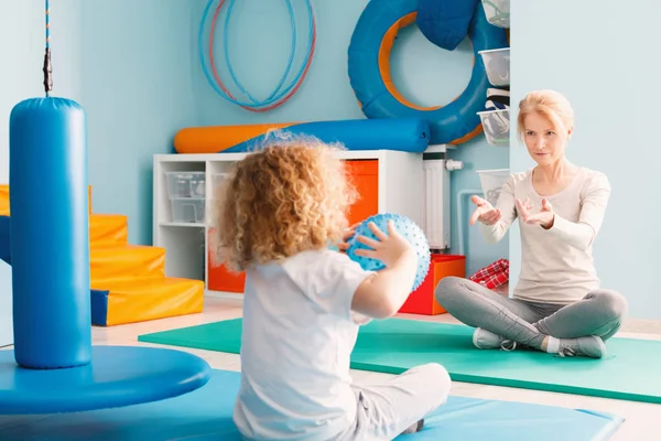 Menino brincando com seu terapeuta — Fotografia de Stock