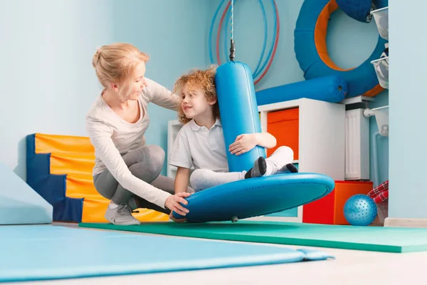 Jongen met behulp van sensorische integratie apparatuur — Stockfoto