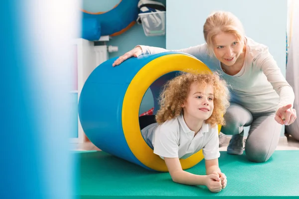 Therapist explaining exercise to a boy — Stock Image Therapist explaining exercise to a boy Stock Picture