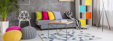 Oturma odasında renkli süslemeleri