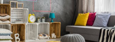 Kanepe ve ahşap kutular