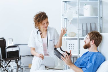 Doktor hastaya VR açıklayan