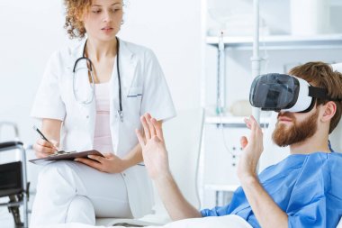 Doktor Vr izlerken hastada