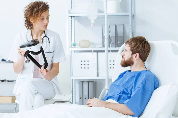 Médico mostrando óculos de RV para paciente — Fotografia de Stock