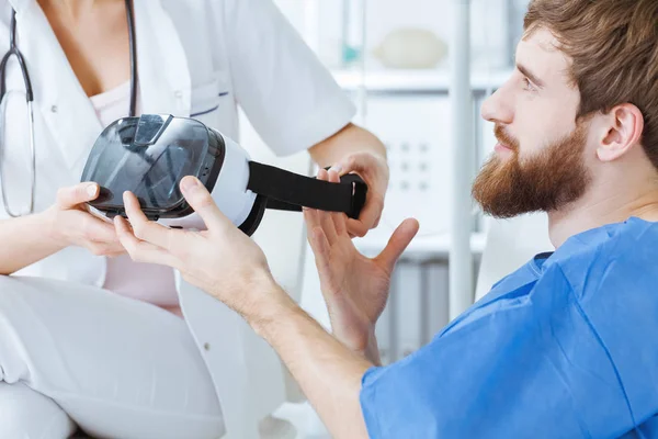 Man taking VR goggles — Stock Photo, Image