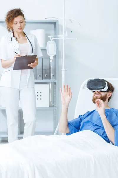 Patient in VR lying in bed — Stock Photo, Image