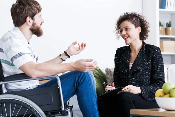 Man on wheelchair during psychotherapy — Stock Photo, Image