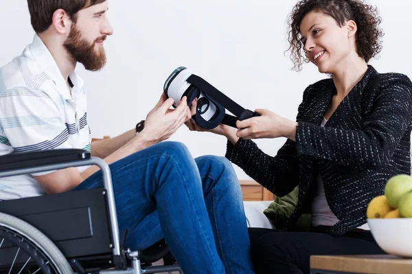 Therapist giving patient VR goggles — Stock Photo, Image