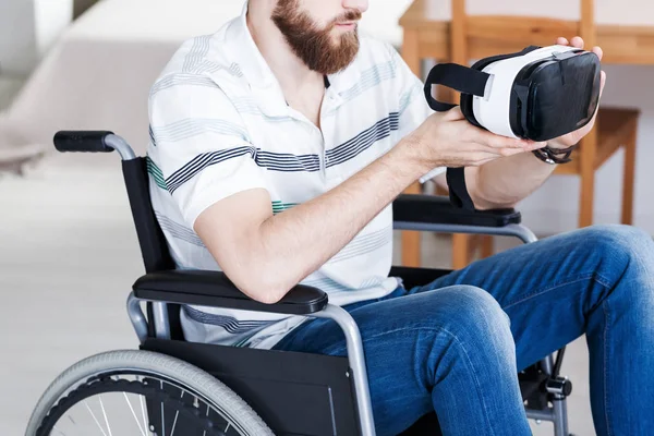 Ανάπηρο άνθρωπο με Vr γυαλιά — Φωτογραφία Αρχείου