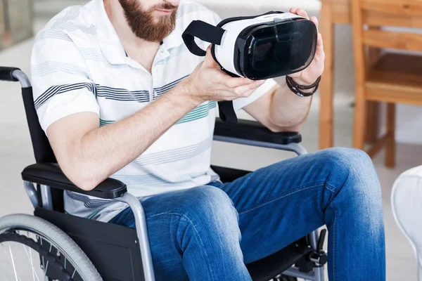 Engelli adam VR gözlük tutan — Stok fotoğraf