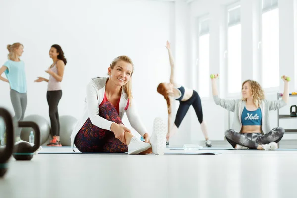 Vriendinnen op een sportschool — Stockfoto