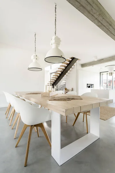 Mesa de comedor de madera —  Fotos de Stock