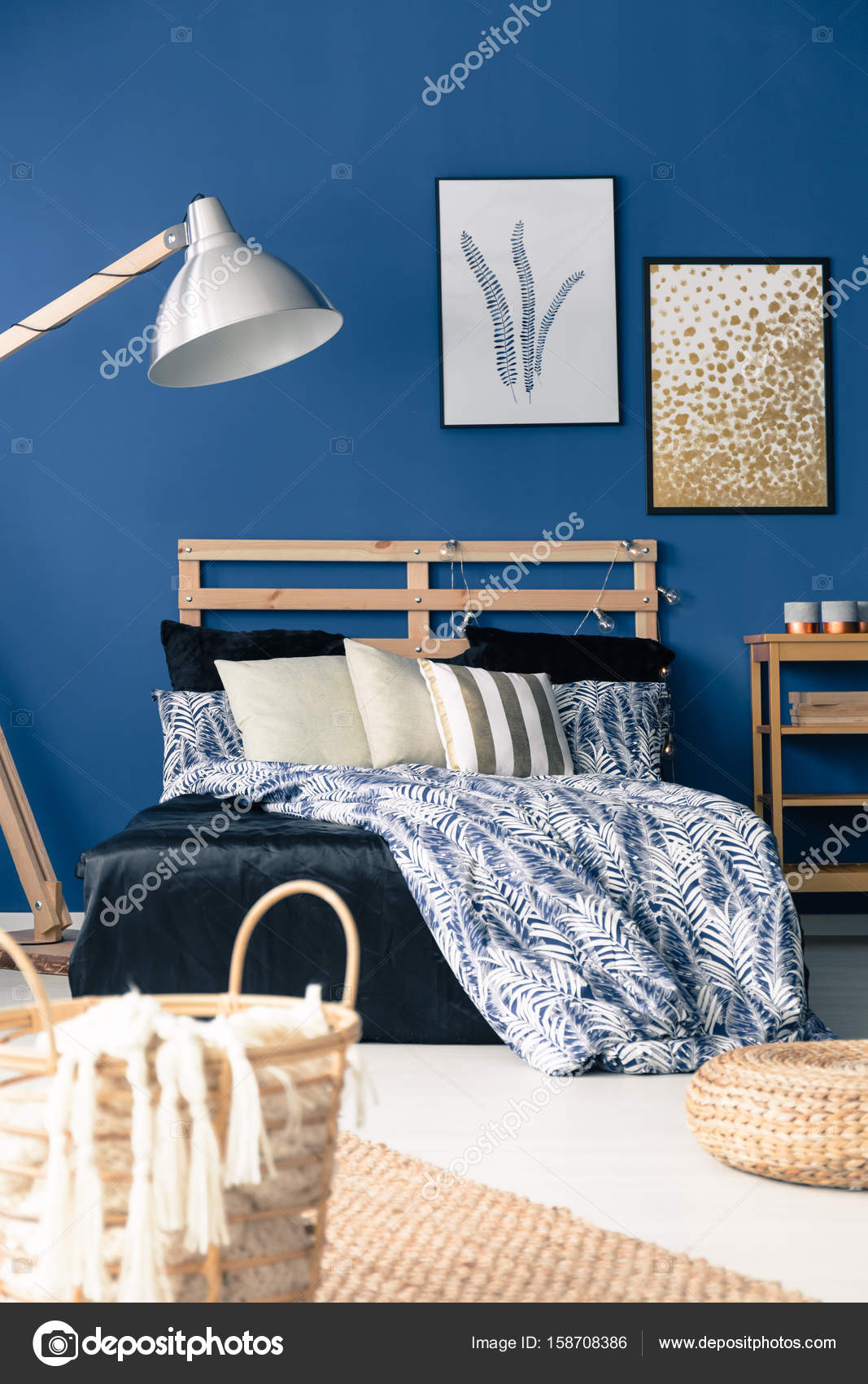 Donker blauwe slaapkamer — Stockfoto © photographee.eu #158708386 Donker blauwe slaapkamer — Stockfoto © photographee.eu #158708386