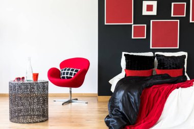 Siyah bir yatak odasında duvar