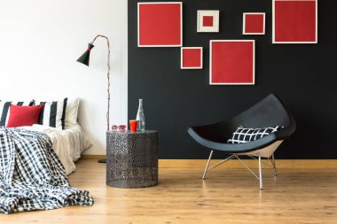 Tek renkli basit yatak odası