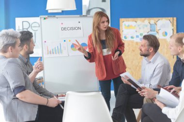 Bir toplantı genç işçi