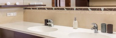 Modern banyo iki lavabo