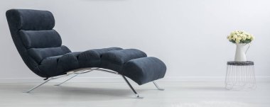 Rahat koltuk ve çiçekler