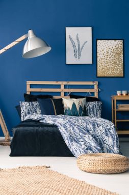 Mavi duvar yatak odası