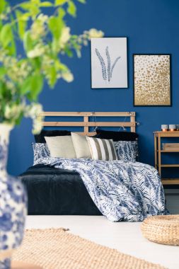 Beyaz ve mavi yatak örtüsü