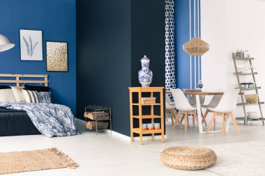 Beyaz ve mavi stüdyo