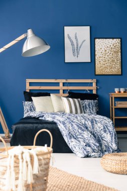 Koyu mavi yatak odası